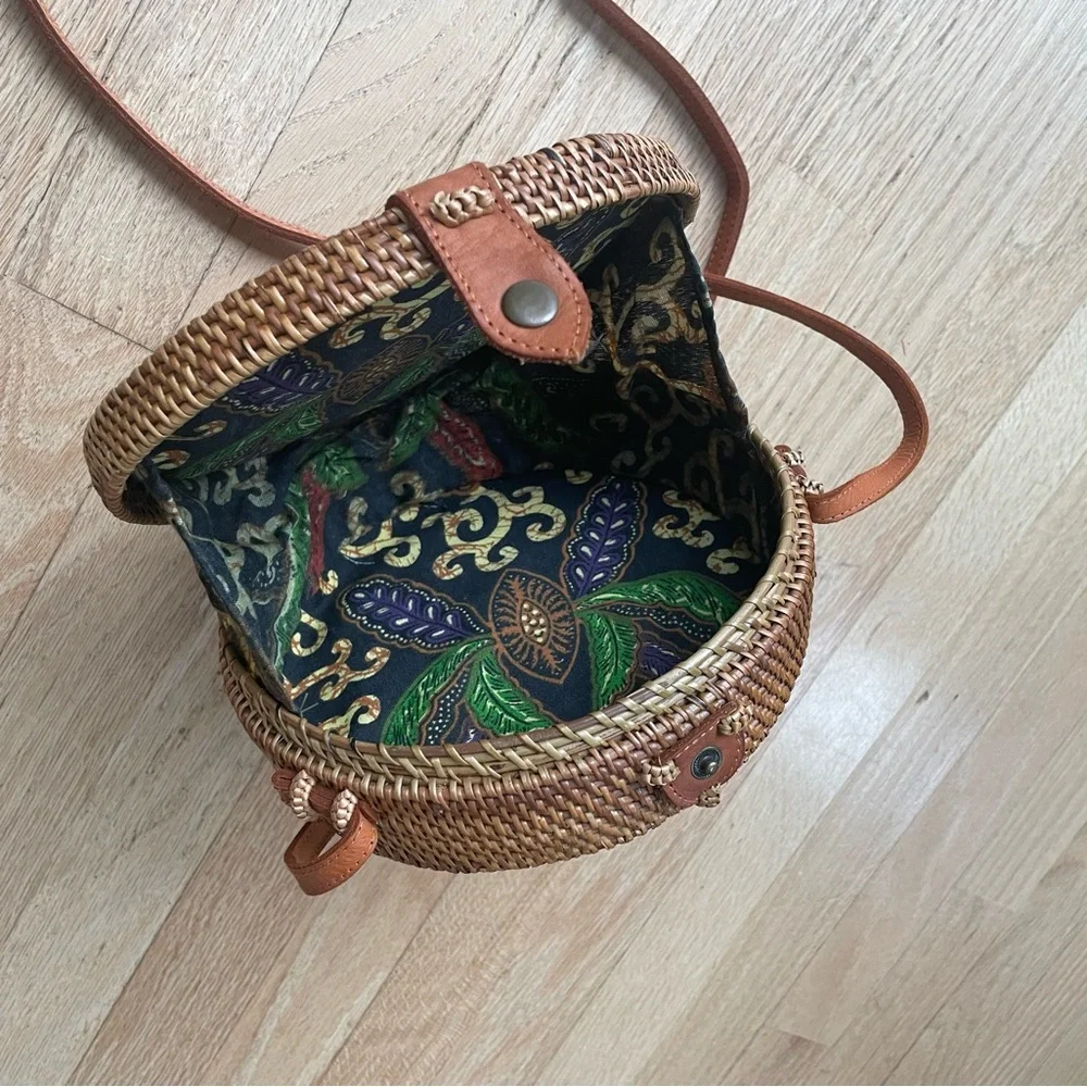 Round Rattan Crossbody Purse New Without Tags - Picture 5 of 8